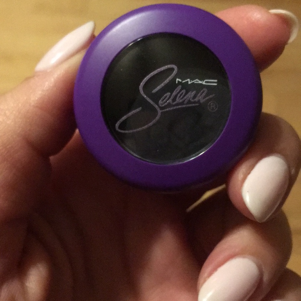 Selena by MAC eyeshadow Is it the beat?